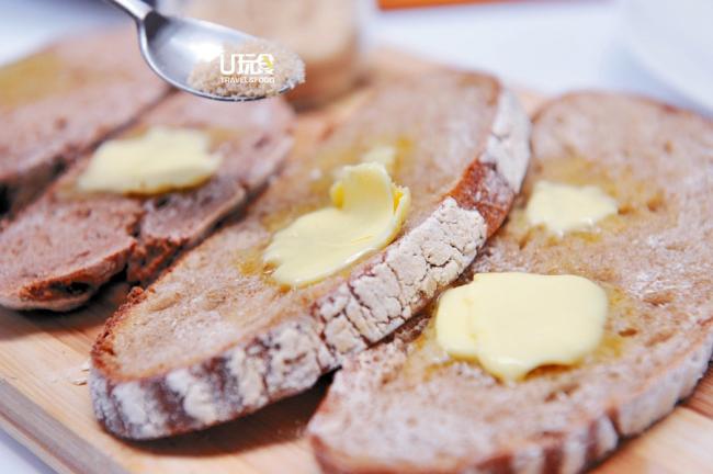 裸麦面包搭配法国牛油和黄糖，是Tommy最爱的面包吃法，他喜欢将面包掰开两半，连同烤得脆香的面包皮食用，越嚼越香。