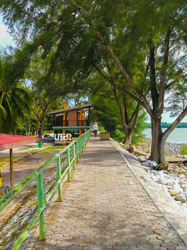 海滨兴建四五尺高的行人道，并设有观景台，方便游客一览海景。