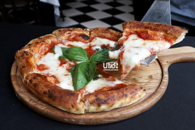 <b>Margherita Classica</b> 玛嘉烈嘉披萨是经典口味，运用了巴里的精髓食材：番茄酱、莫札瑞拉芝士和罗勒叶，搭配有点厚度的拿坡里饼皮。<i>售价：30令吉++</i>