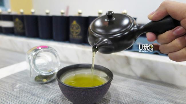 Tea Press联合创办人兼经理示范日本传统冲泡烘焙绿茶；除了茶具讲究，就连水温的控制也很严苛。