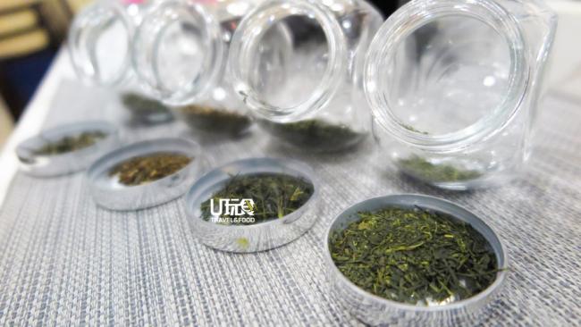 店内的烘焙茶有数十种，其中绿茶占据5种，店员会随着客人的口味或食物为客人建议合适的茶饮。