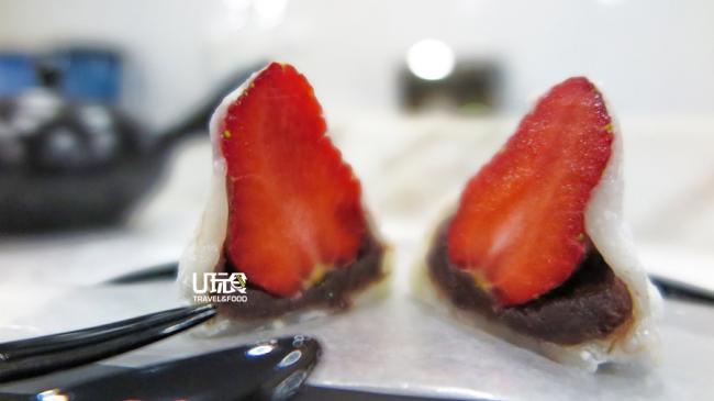 <b>草莓大福 Strawberry Daifuku</b> 口感柔软爽滑的草莓大福，里面的馅料为草莓及红豆泥。<i>售价：5令吉</i>