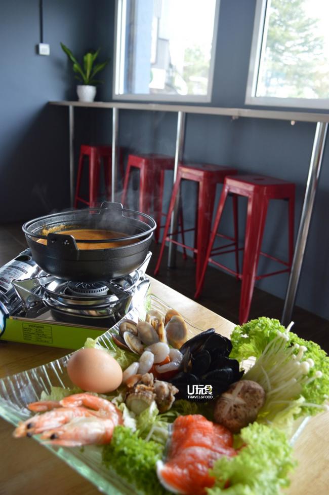 <i>秘制味噌海鲜小火锅Karashi Miso Steamboat</b> 店里会不定时为餐单上增加新菜色，以保持饕客们的新鲜感。创立自今，店主已四度调整餐单上选项。此小火锅为店内新加入的成员，是采用秘制的Karashi Miso汤底为主，比起一般较为清淡的日式小火锅，这更为适合倾向重口味的本地人。而且海鲜种类还多达5种。<i>售价：海鲜（29令吉90仙）汤底（10令吉）</i>