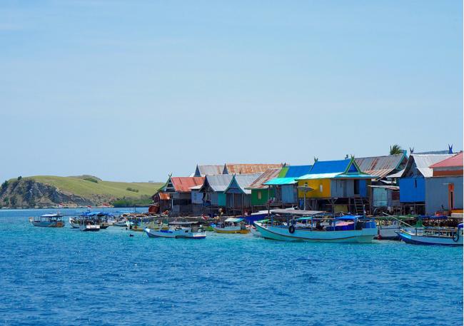 在科摩多国家公园居住的当地居民只有两百余人，剩下的就是一大片的原野、山川、沙滩及海洋。要探索这个世界遗产级的国家公园，得从一个叫拉布安巴焦（Labuan Bajo）的渔村出发。
