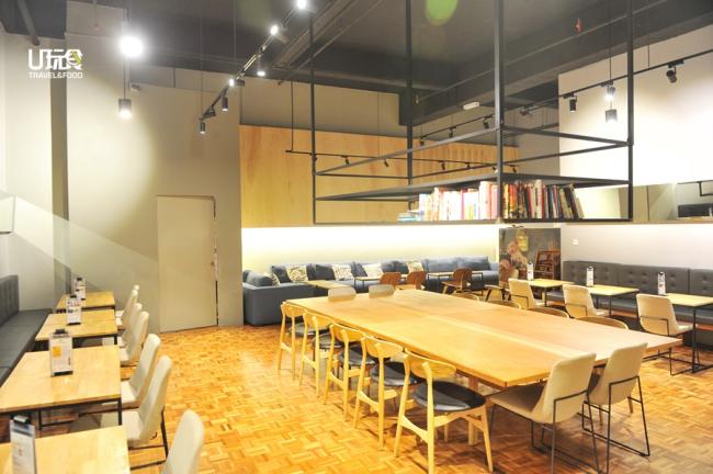 Real Food店内的装潢以木为主，中央设有一张木长桌，还设有沙发区，整体空间舒适宁和。