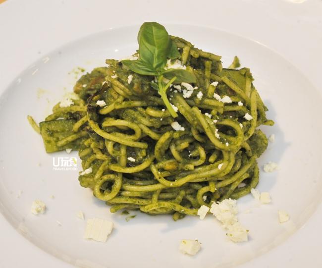 <b>Genovese Pesto Pasta</b> 有机意大利面条，拌上由橄榄油、罗勒叶、松子、海盐调制成的青酱，加上菲达芝士，吃起来带清爽。 <i>售价：28令吉</i>