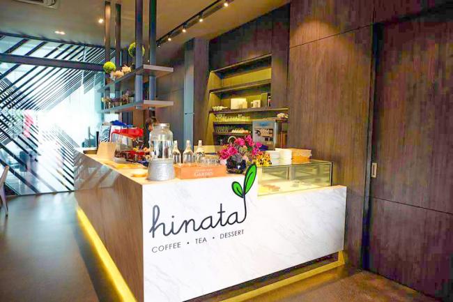 开设在Eco Sky商区的「Hinata」是一间日式咖啡馆，提供多样主食餐点、咖啡、茶及甜品选择；明亮舒服的用餐环境，可让三五成群的好友或亲友窝在一块品尝美食，聚会聊天。 —取自官方面子书—