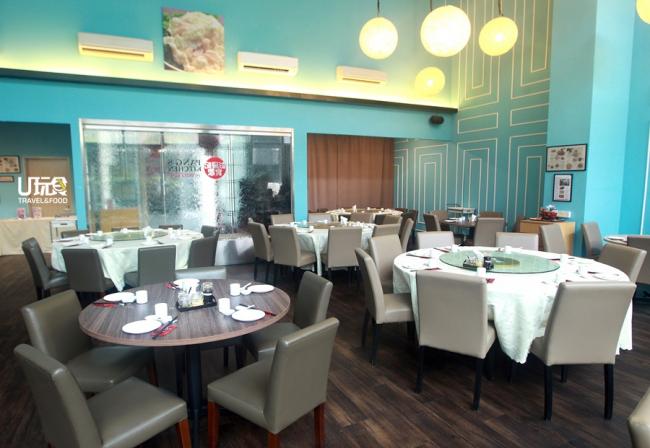 吉隆坡店的装潢采蒂芙尼蓝色调，用餐环境更舒适。
