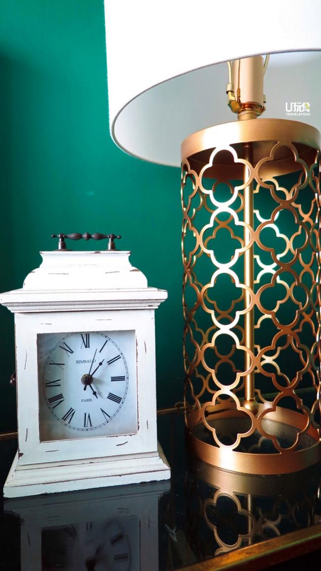 主人房里的灯饰及复古桌钟颜色是民宿主人为房间精心设计的配搭。