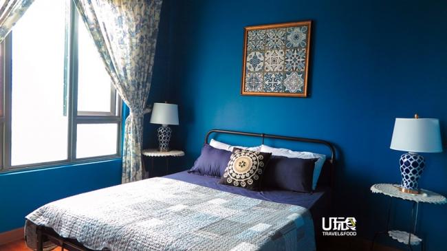 第二间主题房采用蓝色为主，为房间添上较阳刚的气息，房里的装饰品和床品布艺一致性以蓝色为主。