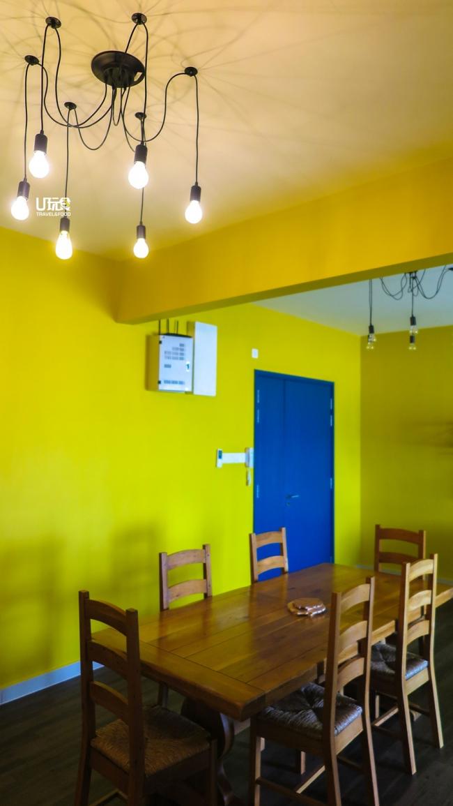 民宿注重空间流畅，用餐空间设计以开放式及明亮为主，简单的吊灯，使用餐环境多一份情调。