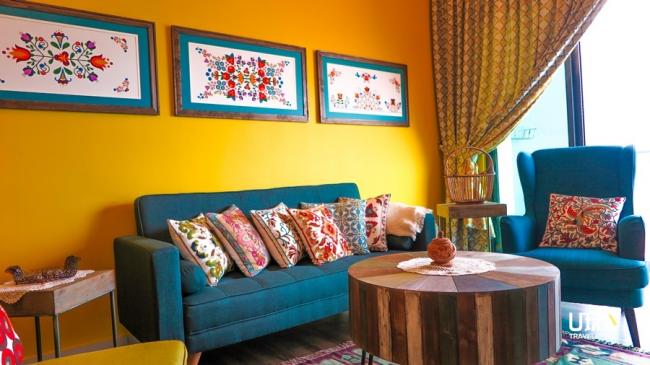 刷上黄色的客厅展现一种春天和活泼的气息，民宿在家具、色彩以及布品的搭配，都经过协调、对称的技巧，每一个细节的铺排，都呈现令人感觉舒适的气氛。