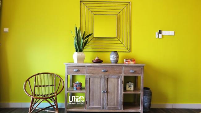 抢眼的芥末黄让客厅充满活力气息，简单家具和摆设品完美点缀整体空间。