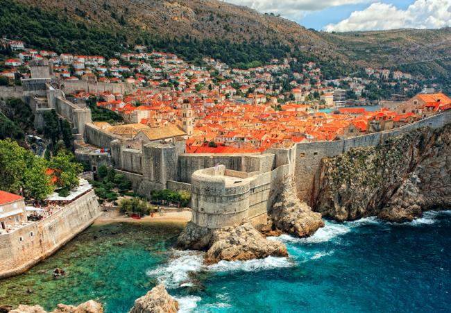南端的杜布罗夫尼克（Dubrovnik）不仅有着丰富的历史文化，绕着古城墙走一圈，更能将古城内及海岸景观尽收眼底。
