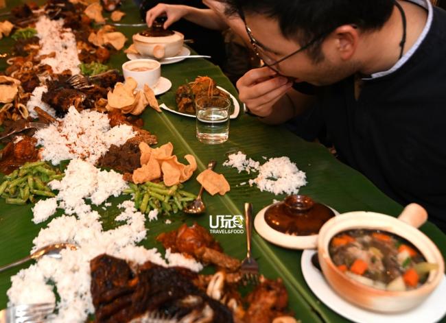 餐厅鼓励客人学习马来人用手抓饭吃，吃起来特别滋味。