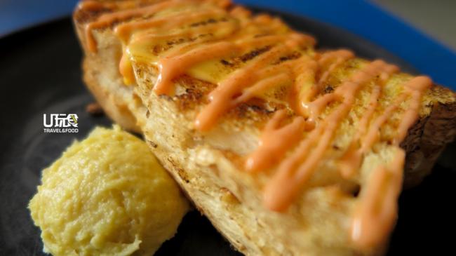 <b>Jokey</b> 传统印度芝士烤面包是早餐店其中一项热点选项，周一至五每日只供应30份，周末供应40份。<i>售价：8令吉</i>