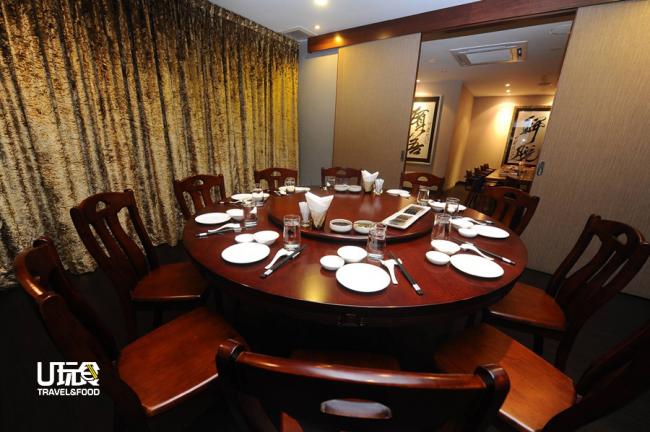 无招牌私房菜馆只有三间包厢，最大的包厢空间宽敞，除了饭桌还附加一张长木桌，适合饭后坐下来喝红酒