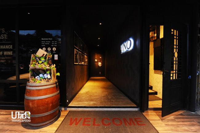 私房菜馆没有招牌，唯一的入口辨识就是楼下Vino红酒吧旁的楼梯。