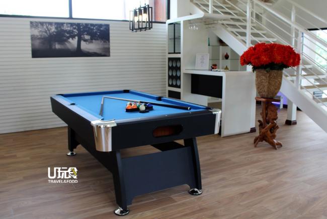 屋内底楼设有美式桌球设备，让住客随时来一场桌球比拼。