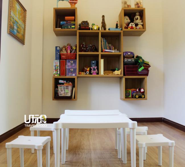 游玩房内有玩偶、模型汽车及图书等，供同行的小朋友也有自己的玩乐空间。