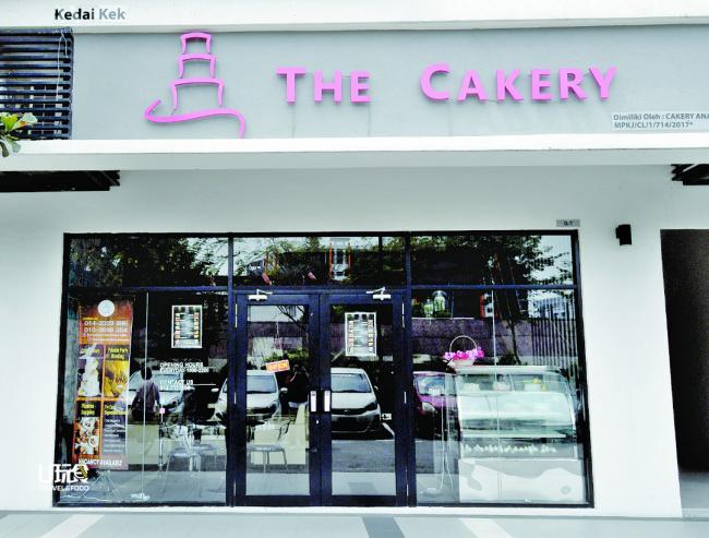 坐落于加影Boulevard的「The Cakery」出售主食，蛋糕，三文治和饮料等，其中「The Cakery」以蛋糕闻名，不但设计漂亮且味道十足。