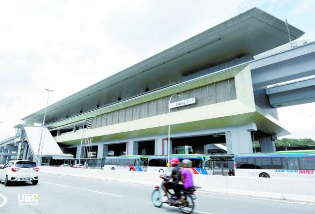 位于勒高路（Jalan Reko）的捷运加影站是在去年7月17日开始投入运作，也是第一捷运站的终点站，毗邻则是电动火车加影站。该捷运站也提供停车场，设有1180个停车位及252个摩哆停车位。