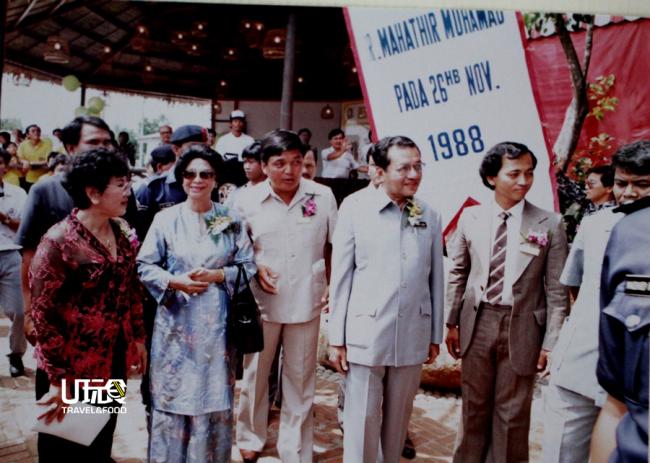 首相敦马哈迪（左4）及妻子敦西蒂哈斯玛（左2）于1988年莅临槟州飞禽公园主持开幕，左5是槟州飞禽公园董事经理黄宏振博士。