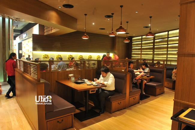 餐厅可容纳80人，而且每张桌子共设有4个座位，用餐空间舒适。