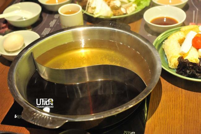 原味锅汤头以昆布和蔬菜熬成，味道清淡；寿喜锅汤头由日本酱油和黑糖蜜调成，味道咸甜浓郁，客人可以选择双锅底，互补味道。