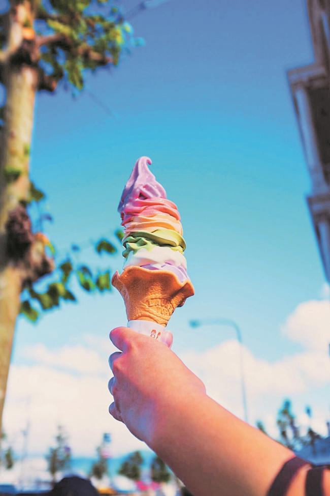 如果你曾在夏天造访过北海道，相信你应该在不少地方看过冰淇淋专卖店。不管在街道上、还是公园跟牧场，真的是处处可见。对于观光客来说，这也是必吃的美食之一。