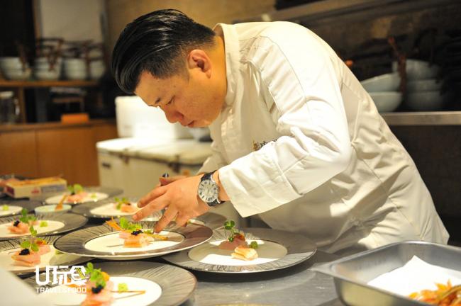 陈之章拥有超过10年的国际美食经验和9年的日本料理经验，曾在大阪接受大师级培训，成为日本传统怀石料理的精修者，亦曾经担任香港和上海多家知名餐厅的主厨。