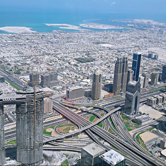从高耸入云的哈利法塔观景台俯瞰迪拜城，仿佛看见全球知名游戏「模拟城市」（SimCity）里的未来之城。