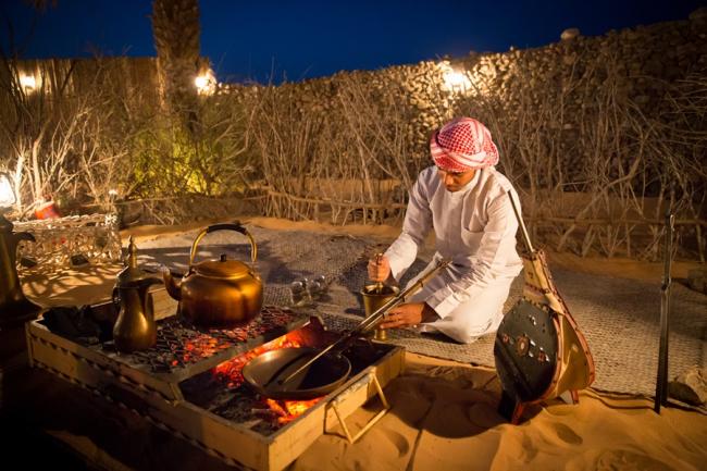 冲沙后回到沙漠里的营帐，喝现场冲泡的正宗卡克拉奶茶（Karak Tea），也有机会品尝骆驼肉。