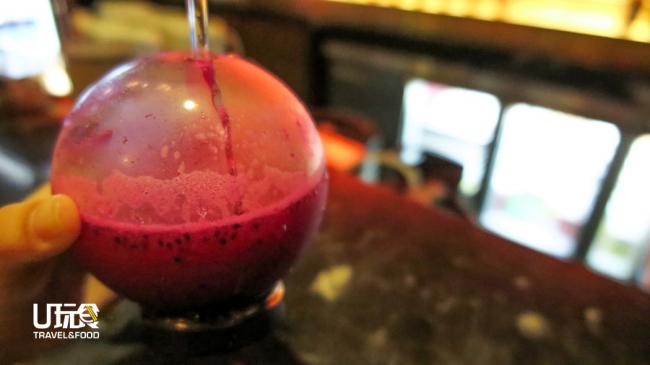 <b>Cinnabar Red</b> 这款以伏特加作为基酒，结合结合火龙果、青苹果、日本柚子皮等水果的鸡尾酒，深得女性顾客喜爱。 <i>售价：40令吉</i>