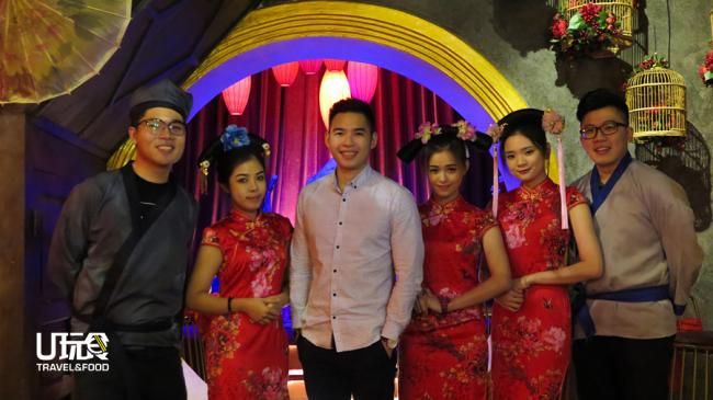 Joel Tan（左3）除了将中国传统戏剧融入酒吧这点创意外，在细节上比如侍应员的服装及配件也是一点不马虎。