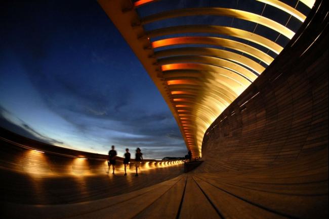 入夜后的人行桥有另一番风景，LED照明在每日傍晚7时至次日凌晨2时亮起 ，是适合夜里散步谈心的场所。