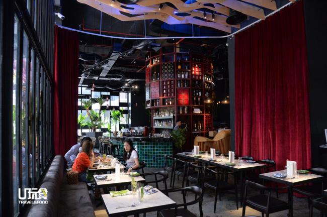 餐厅设计走热带雨林风，挑高设计，甚有气派。