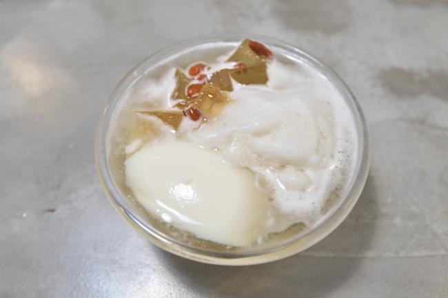 <b>Dáo Bing</b> 这里的豆花冰沙有姜糖、柠檬蜜糖及菊花三种口味，将这几种口味制成冰沙，配上冷冻的豆花与佐料，成了一碗新鲜、健康又不失传统的解暑豆花。