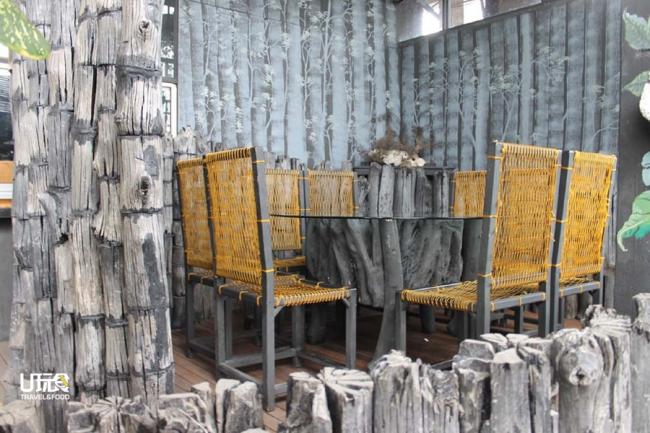十八丁是著名的产炭区，艺宿咖啡厅也就地取材，以木炭为围屏，墙上绘有红树，再配上渔网木椅，散发着浓浓的十八丁风情。