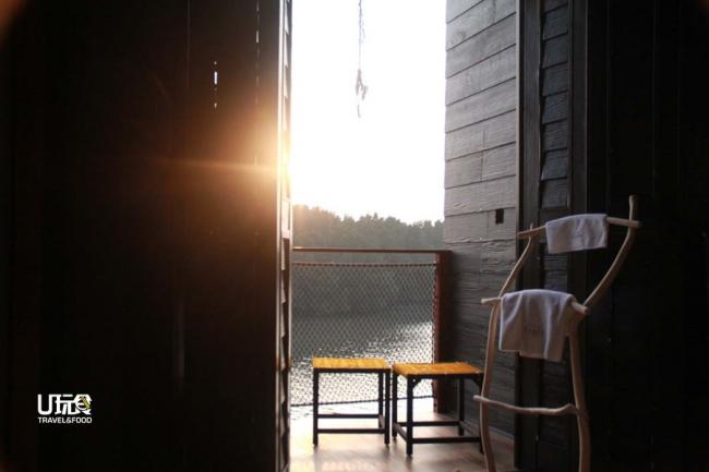 倚栏赏日落，入住的房客可细心感受隐隐散发着的浪漫气息。