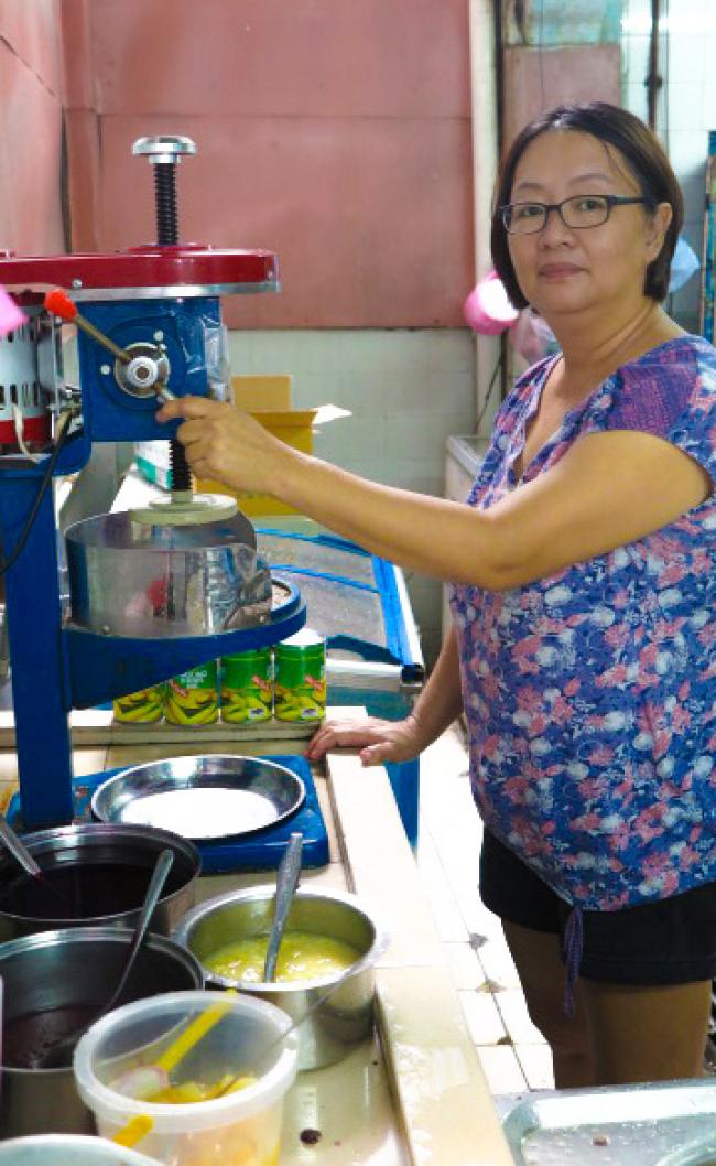 赵秀丽亲自负责制作红豆冰，以确保刨冰刨得细绵。