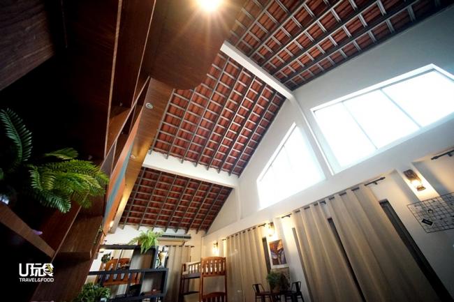 挑高的屋顶设计，让自然日光透过玻璃窗投射屋内，形成浑然的光照。