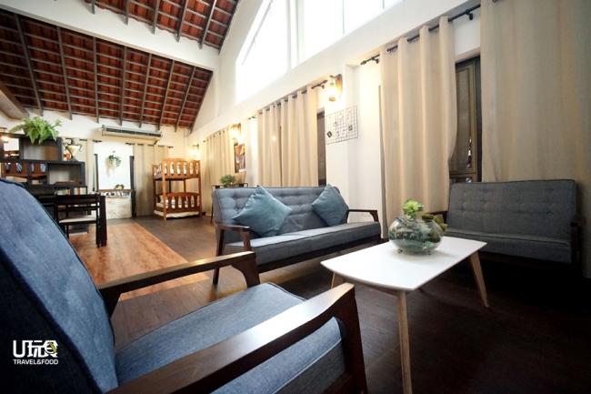 客厅备有时尚风格的沙发，搭配绿色植物，营造舒适的空间，非常写意。