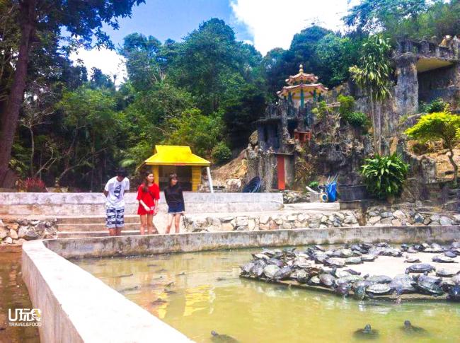 花果山庙宇依山水而建，不少人周末假日与家人到此游玩，也通过山水洗澡转运。