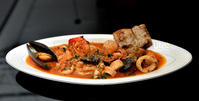 <b>Zuppetta di pesce</b> 带壳海鲜熬成高汤，加入番茄泥和香草调成海鲜番茄汤，非常开胃。<i>售价：35令吉</i>