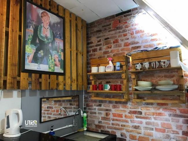 木栈板改造的木架，置放碗碟杯具，住客可以准备简单的食物。