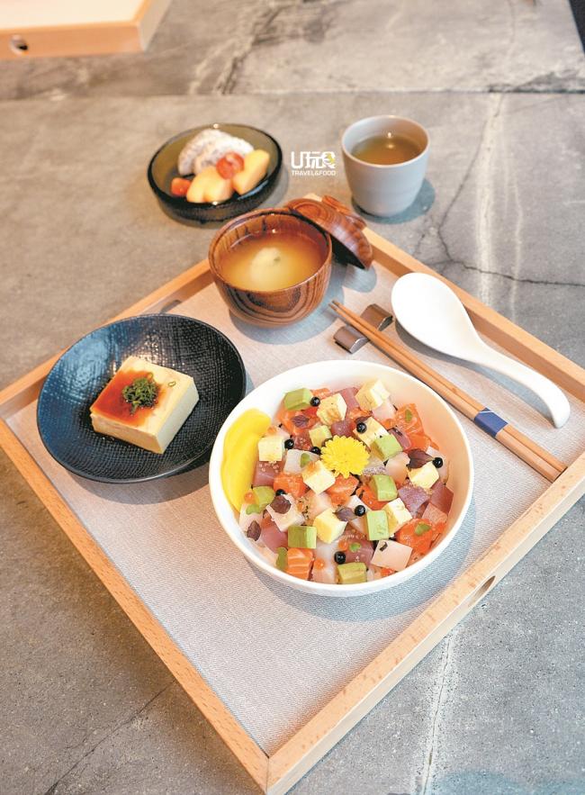 <b>Kaisen Bara Chirashi Don</b> 海鲜丼饭就是时下流行的「poke bowl」，将当季的生鱼切丁，拌上寿司饭，以紫苏叶、腌姜点缀，清爽开胃，大推！<i>售价：45令吉</i>