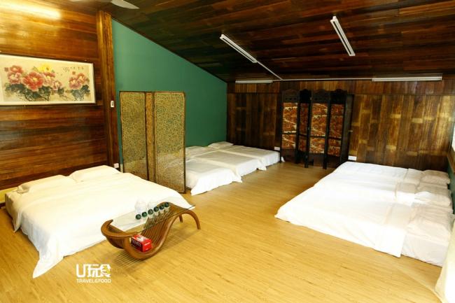 宽敞的楼阁房间，提供8人床位，屋顶和部分墙面采用木板设计，加上地板也是木质材料，为整个房间添加了舒适感。