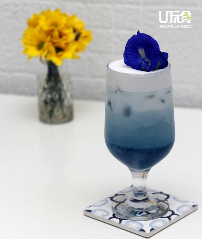 <b>Blue Sky Latte 蓝天白云</b>，以蓝花为主，带点柠檬草和香兰口味。<i>售价：10令吉/热；11令吉/冷</i>