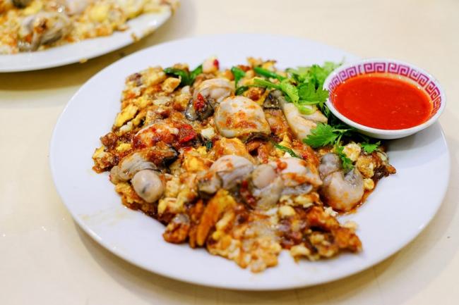 来到惹兰白锡熟食中心，当然不可不吃当地人大力推荐的黑白鱼片汤和蚝煎。